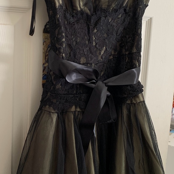 Jessica McClintock formal/prom/special occasion lace dress. - Picture 2 of 15